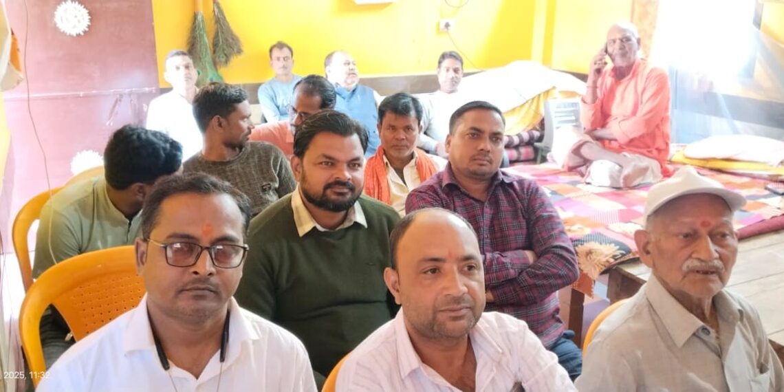 ठाकुर राम जानकी मंदिर परिसर में भाजपा कार्यकर्ताओं ने सुना प्रधानमंत्री के मन की बात — उपलब्धियों और स्वदेशी पर दिया जोर