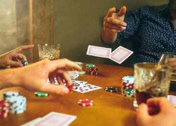 जुआ खेलने के बाद बहस फायरिंग में सिक्योरिटी गार्ड को लगी गोली