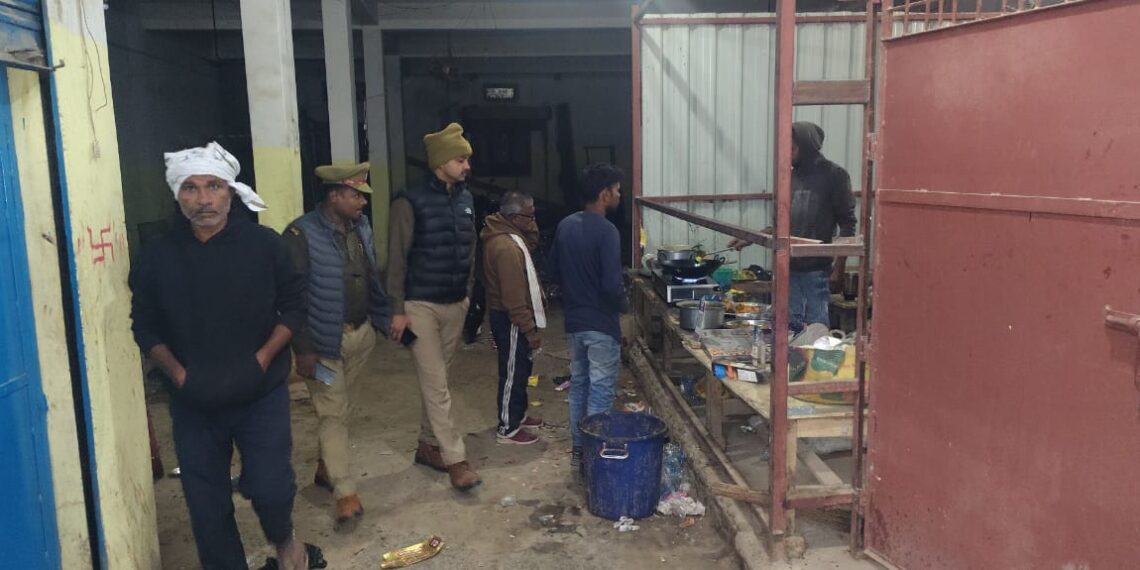 सोनौली। आपरेशन कारोबार के तहत हुई शराब की दुकानो की जाँच