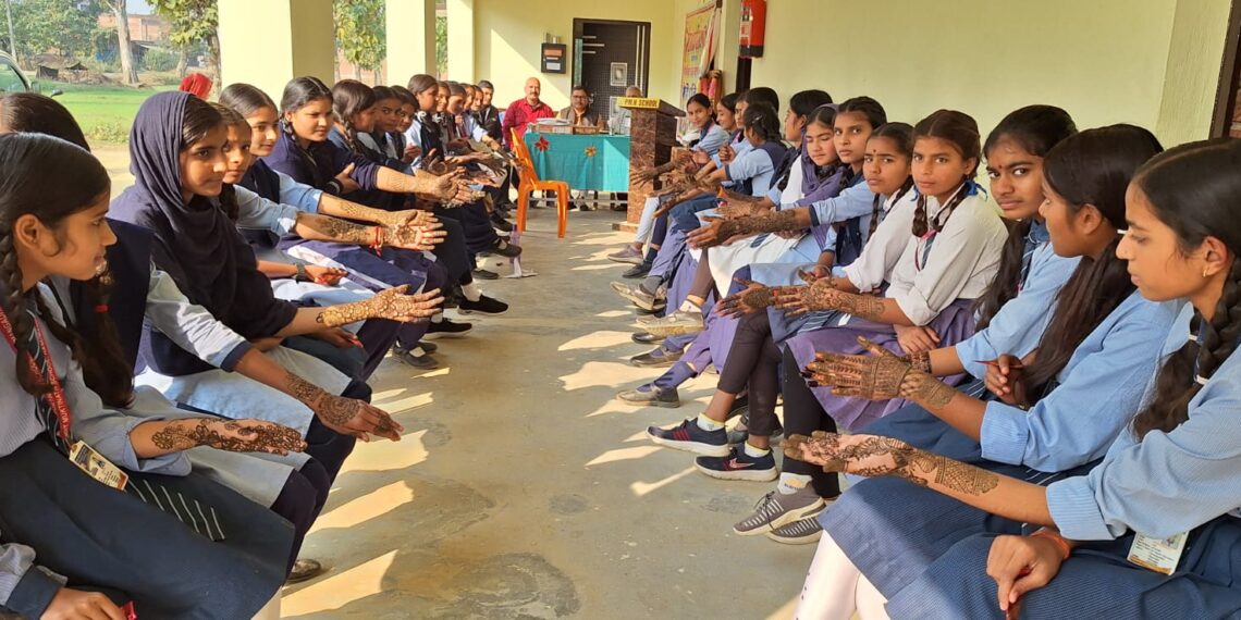 नौतनवा। मेहंदी प्रतियोगिता में छात्राओं ने लिया बढ़ चढ़ कर हिस्सा