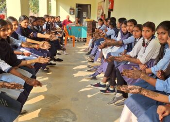 नौतनवा। मेहंदी प्रतियोगिता में छात्राओं ने लिया बढ़ चढ़ कर हिस्सा