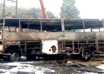 मानक के विपरीत चल रहीं बसें बनी यात्रियों के जान के जोखिम