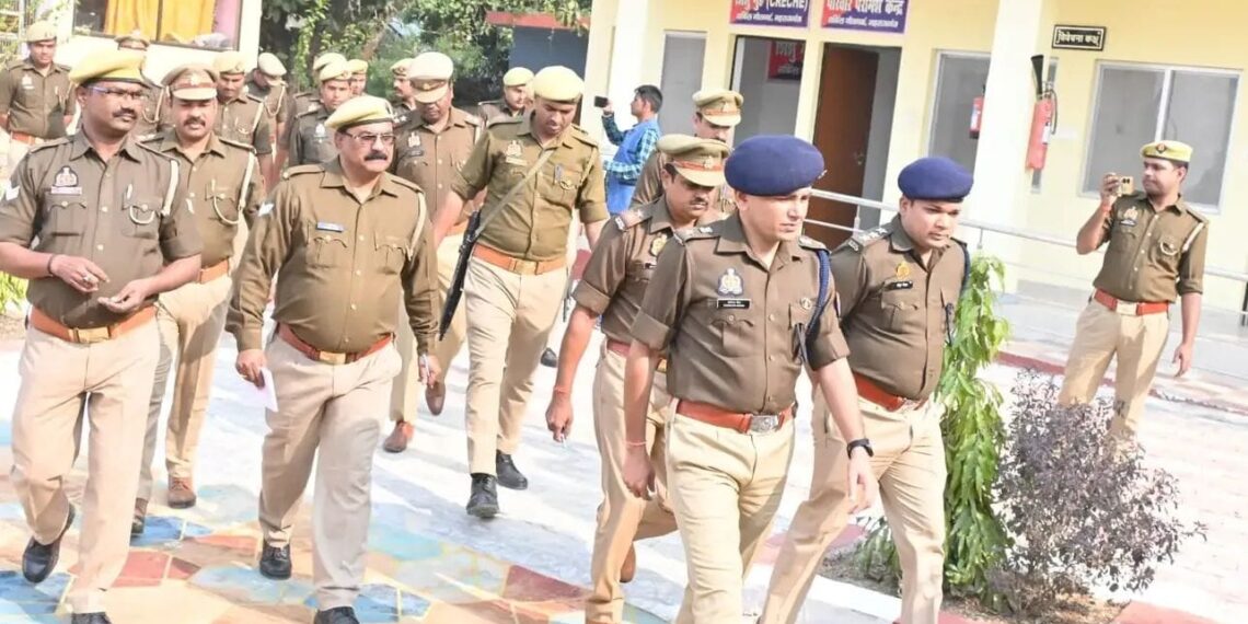 महराजगंज एसपी सोमेंद्र मीना ने किया नौतनवा थाने का वार्षिक निरीक्षण