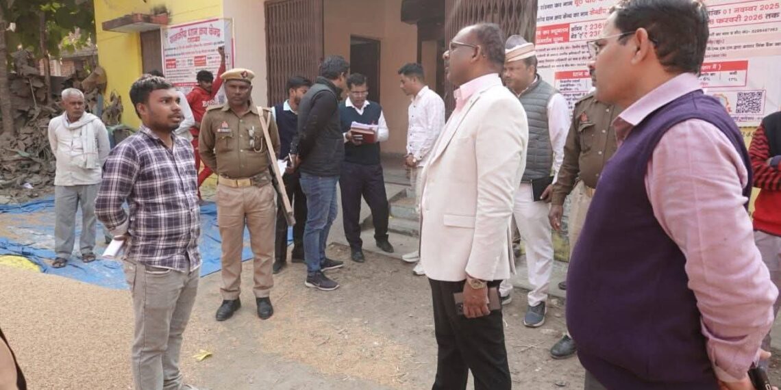 जिलाधिकारी ने साधन सहकारी समिति चिउरहा में किया आकस्मिक निरीक्षण