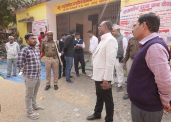 जिलाधिकारी ने साधन सहकारी समिति चिउरहा में किया आकस्मिक निरीक्षण