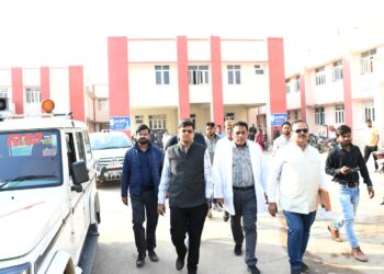 बांसी। संयुक्त चिकित्सालय पहुंचे जिलाधिकारी, सफाई व्यवस्था पर जताई नाराज़गी