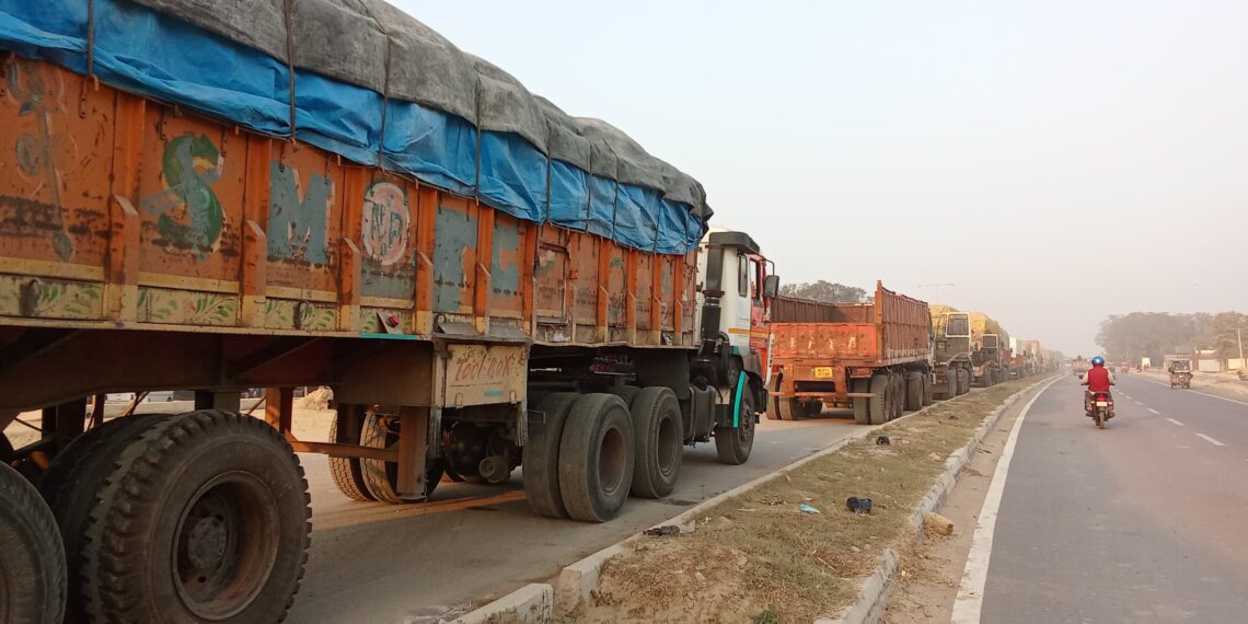 नेपाल भर के भन्सार कार्यालयों में कस्टम एजेंट फेडरेशन का कलम बन्द हड़ताल, सोनौली सीमा पर 8 किलोमीटर का लम्बा जाम लगा