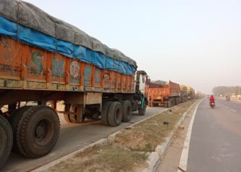 नेपाल भर के भन्सार कार्यालयों में कस्टम एजेंट फेडरेशन का कलम बन्द हड़ताल, सोनौली सीमा पर 8 किलोमीटर का लम्बा जाम लगा