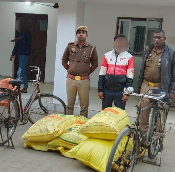 नौतनवां पुलिस ने तस्करी करते एक को किया गिरफ्तार, सात बोरी यूरिया खाद और दो साइकिल बरामद