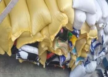 गोदाम में छापेमारी तस्करी की दाल बरामद