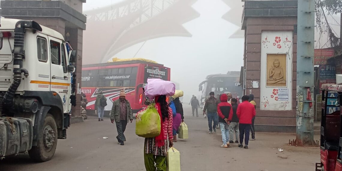 सोनौली मुख्य बॉर्डर से ट्रको की आड़ में तस्करी, दौड़ते हुए सरहद पार