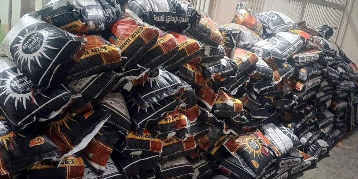 सोनौली। 240 बोरी तस्करी की दाल बरामद