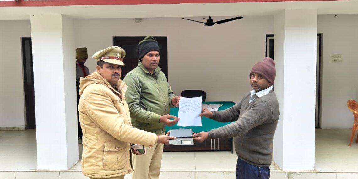 नौतनवा पुलिस ने गुम मोबाइल की बरामद, मोबाइल स्वामी को लौटाया