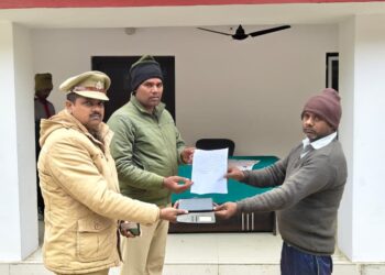 नौतनवा पुलिस ने गुम मोबाइल की बरामद, मोबाइल स्वामी को लौटाया