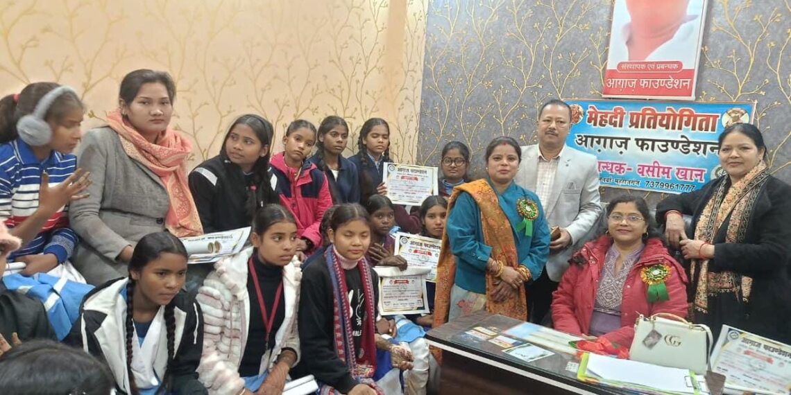 नौतनवा। आगाज़ फाउंडेशन ने कराया मेंहदी प्रतियोगिता, 44 बालिकाओं ने लिया भाग