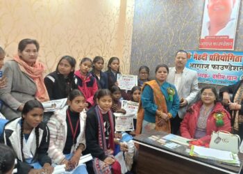 नौतनवा। आगाज़ फाउंडेशन ने कराया मेंहदी प्रतियोगिता, 44 बालिकाओं ने लिया भाग