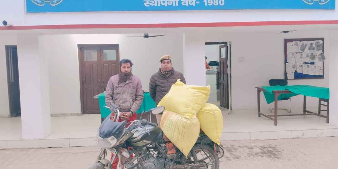 नौतनवां पुलिस की बड़ी कार्रवाई, 3 बोरी यूरिया खाद व मोटरसाइकिल बरामद