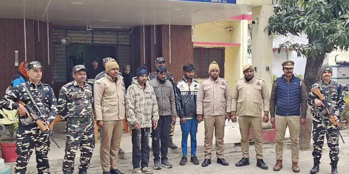 एसएसबी और पुलिस ने चेकिंग के दौरान 25 ग्राम स्माइक के साथ तीन अभियुक्त को किया गिरफ्तार