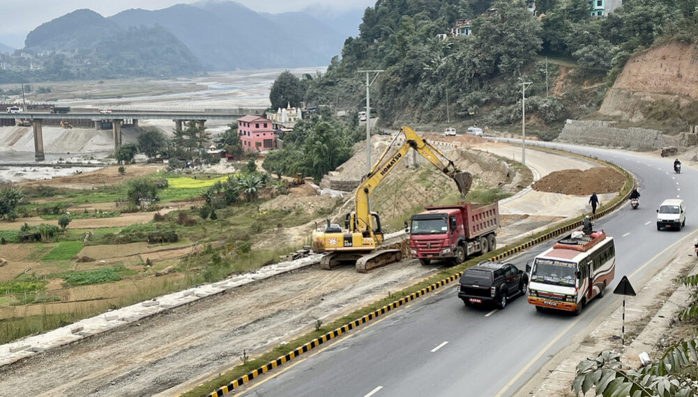 मुग्लिन–पोखरा सड़क धंसे हुए हिस्से की मरम्मत शुरू