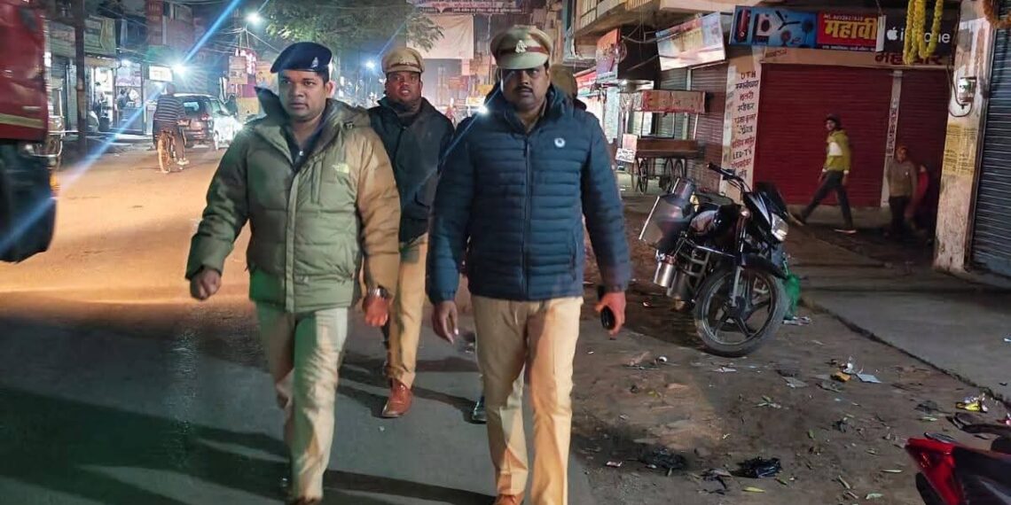 एसपी के निर्देश पर नौतनवा में पुलिस की पैदल गश्त, आमजन को सुरक्षा का भरोसा