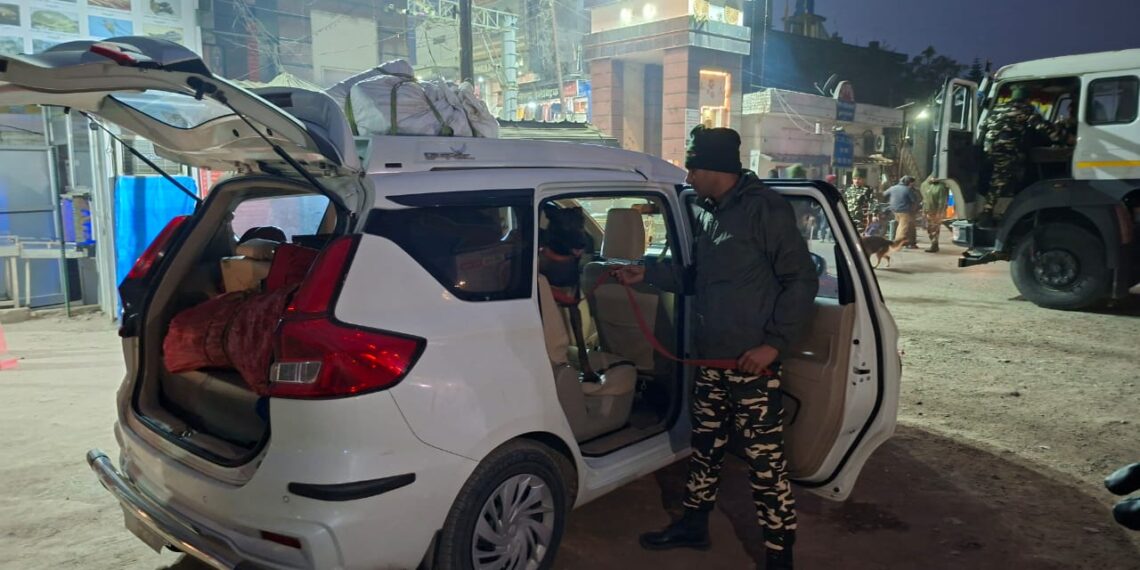 आगामी पर्व और गणतंत्र दिवस को लेकर सीमा पर अलर्ट भारत जाने वाले यात्रियों की हो रही जांच