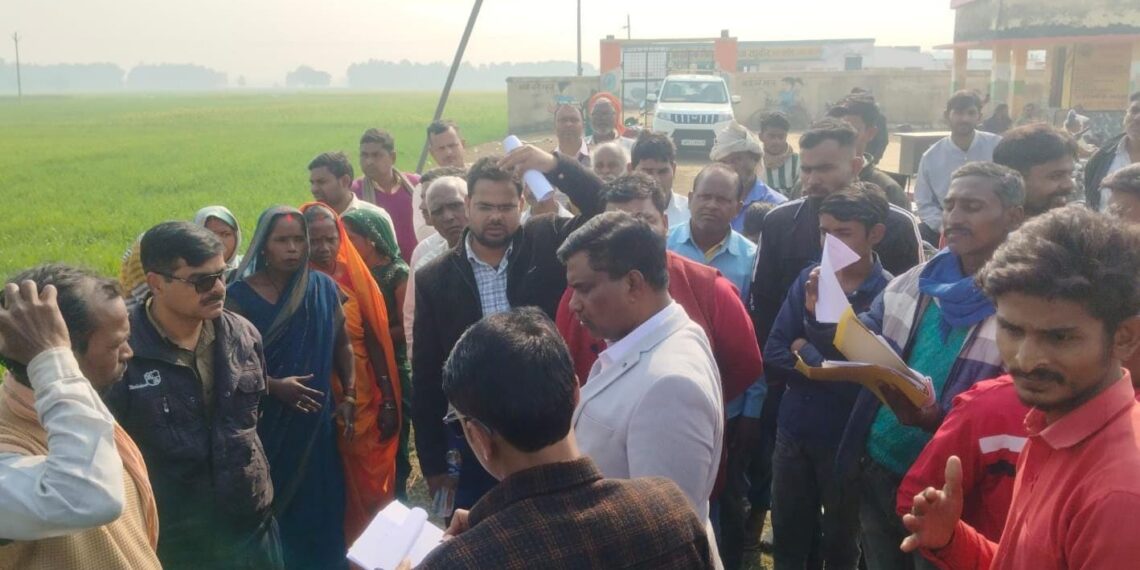 हरैया रघुवीर में विकास कार्यों में भारी गड़बड़ी की शिकायत पर गांव में जांच करने पहुंचे परियोजना निदेशक
