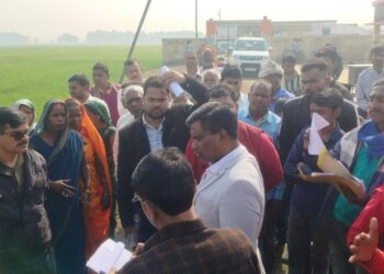 हरैया रघुवीर में विकास कार्यों में भारी गड़बड़ी की शिकायत पर गांव में जांच करने पहुंचे परियोजना निदेशक