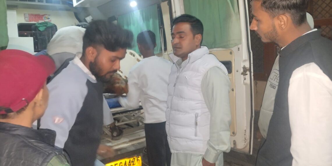 नौतनवा में मानवता की मिसाल: ठंड से बेसुध पड़ी वृद्ध महिला को सभासद ने पहुंचाया अस्पताल