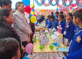 सोनौली। विद्यालय की विज्ञान प्रदर्शनी में पहुँचे खंड शिक्षा अधिकारी, बच्चों के नवाचार की सराहना