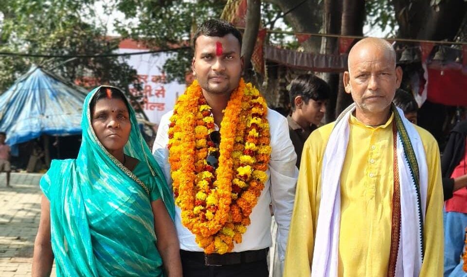 किसान का बेटा रवि प्रताप साहनी CISF में भर्ती, गांव में खुशी की लहर