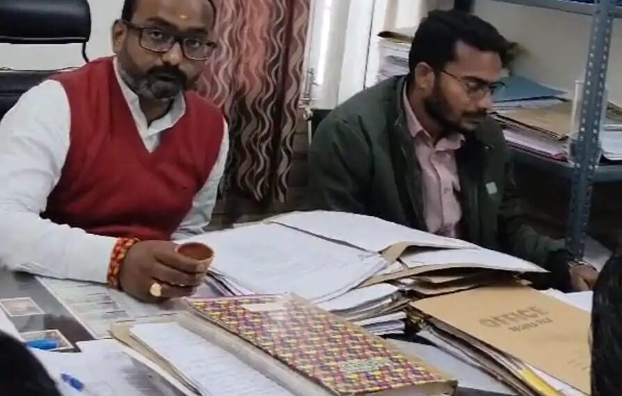 महराजगंज शिक्षा विभाग में ‘निजी कर्मियों’ का खेल? गोपनीय फाइलों तक पहुंच से मचा हड़कंप