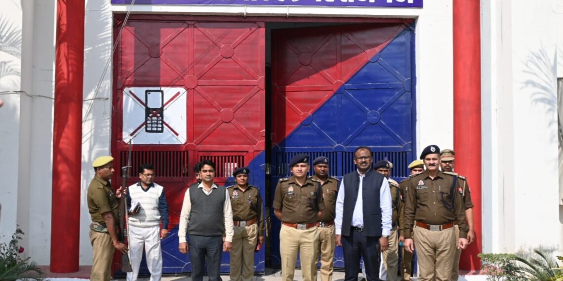 डीएम एवं एसपी ने जिला कारागार का किया निरीक्षण, बंदियों की समस्याएं सुनीं