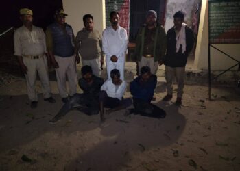 लक्ष्मीपुर में वन विभाग की कार्रवाई,सांखू की लकड़ी के साथ तीन आरोपी गिरफ्तार