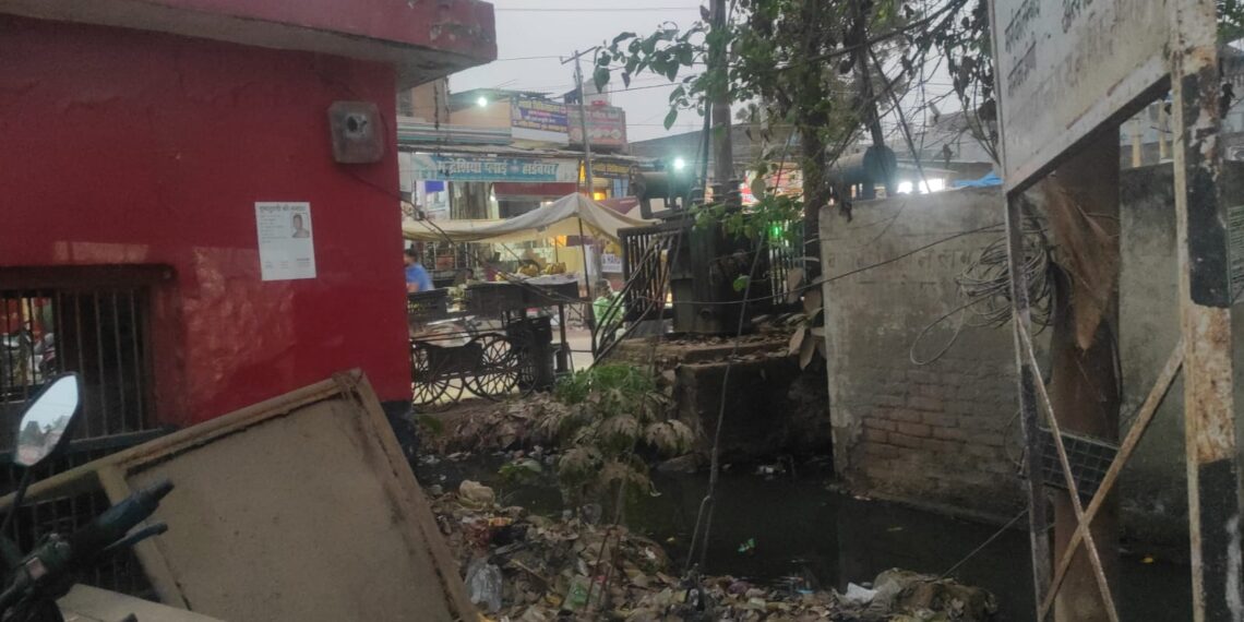 ठूठीबारी चौराहे पर गंदगी का अंबार, पुलिस बूथ के पीछे बने सार्वजनिक मूत्रालय की नहीं हो रही सफाई
