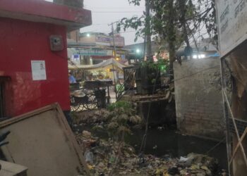 ठूठीबारी चौराहे पर गंदगी का अंबार, पुलिस बूथ के पीछे बने सार्वजनिक मूत्रालय की नहीं हो रही सफाई