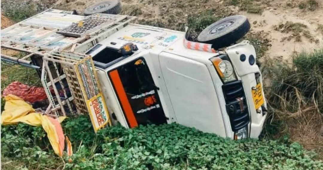 महराजगंज में पिकअप पलटने से 11 श्रद्धालु घायलः मदनपुर मंदिर जा रहे थे, 3 जिला अस्पताल रेफर