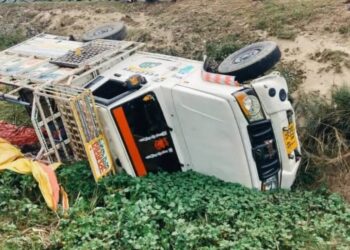 महराजगंज में पिकअप पलटने से 11 श्रद्धालु घायलः मदनपुर मंदिर जा रहे थे, 3 जिला अस्पताल रेफर