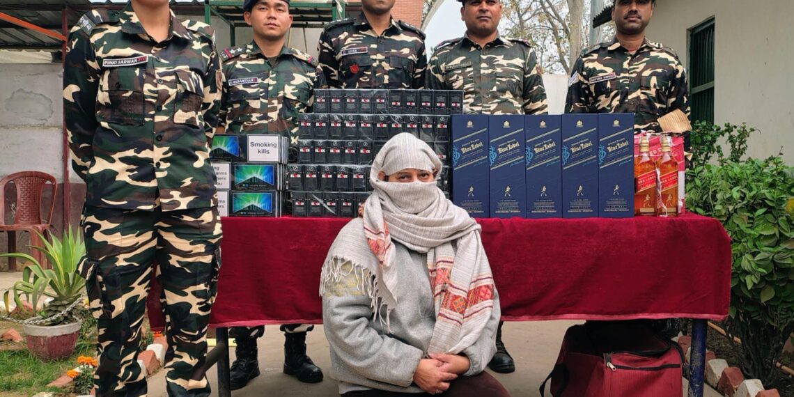 सोनौली। विदेशी सिगरेट और शराब के साथ एक महिला गिरफ्तार