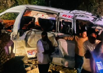 भारतीय तीर्थ यात्रियों से भरी माइक्रो बस खाई में गिरी, सात की मौत, सात घायल