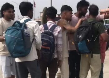 नेपाली सीमा में दलालों का आतंक, यात्रियों से जबरन वसूली मनमानी बुकिंग