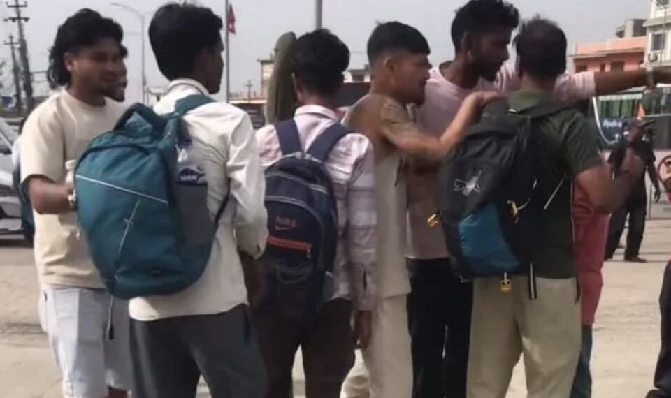 नेपाली सीमा में दलालों का आतंक, यात्रियों से जबरन वसूली मनमानी बुकिंग