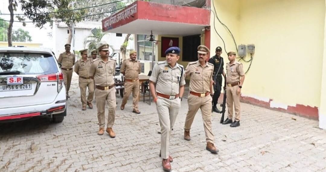 एसपी सोमेंद्र मीना का पनियरा थाने पर औचक निरीक्षण, व्यवस्थाओं का लिया जायजा