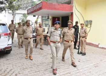 एसपी सोमेंद्र मीना का पनियरा थाने पर औचक निरीक्षण, व्यवस्थाओं का लिया जायजा