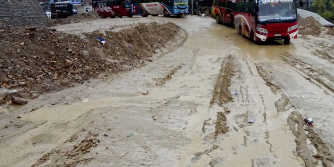 28 घंटे से जाम में फंसे यात्री दाऊन्ने में बढा ट्रैफिक