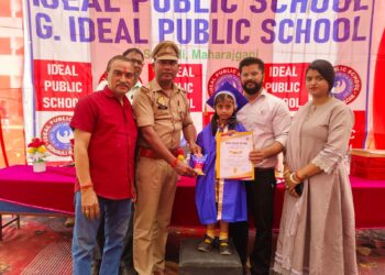 मेडल पाकर खिल उठे बच्चों के चेहरे