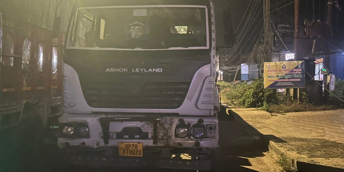 कतार से निकल कर भागने वाला ट्रक का चालान