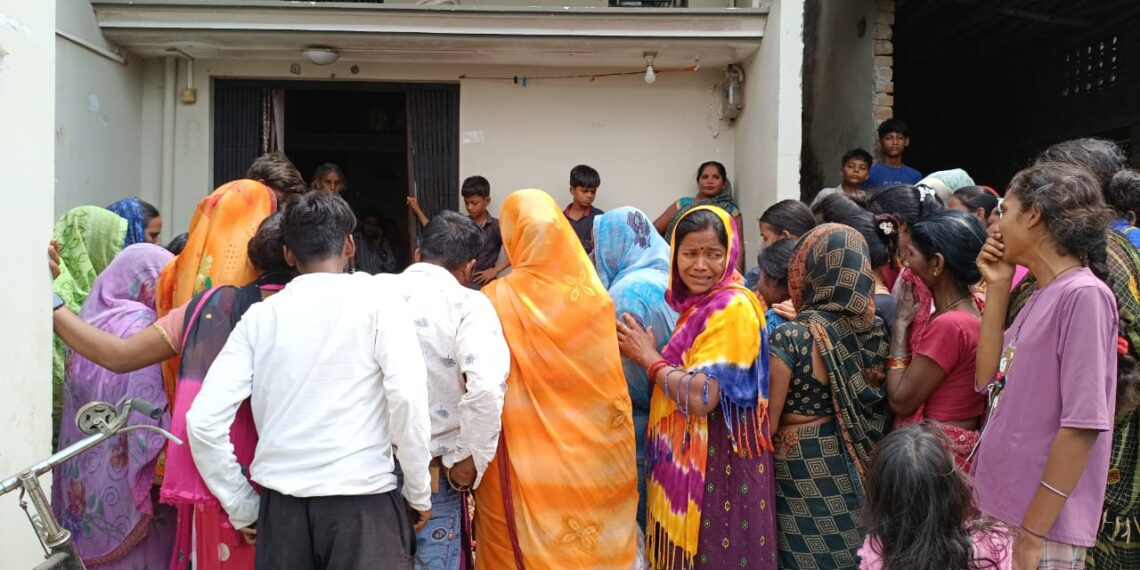 सिसवा में करंट लगने से मां-बेटे की मौत, पानी के मोटर के पास बचाने के प्रयास में गंवाई जान