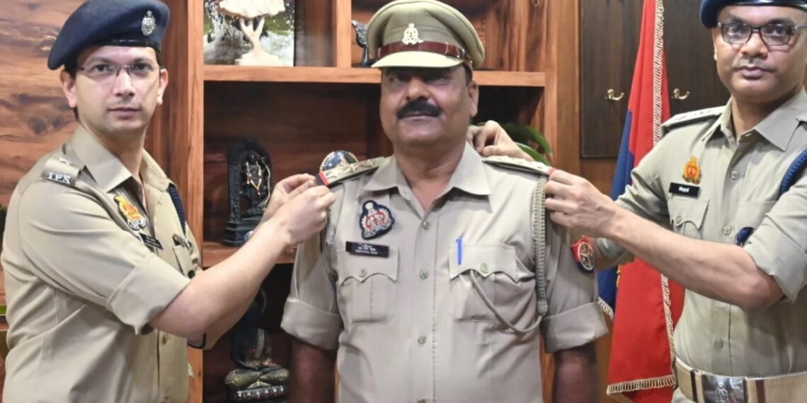 महराजगंज में उपनिरीक्षक राम रतन यादव बने निरीक्षक, एसपी ने स्टार लगाकर किया सम्मानित