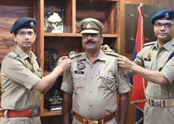 महराजगंज में उपनिरीक्षक राम रतन यादव बने निरीक्षक, एसपी ने स्टार लगाकर किया सम्मानित